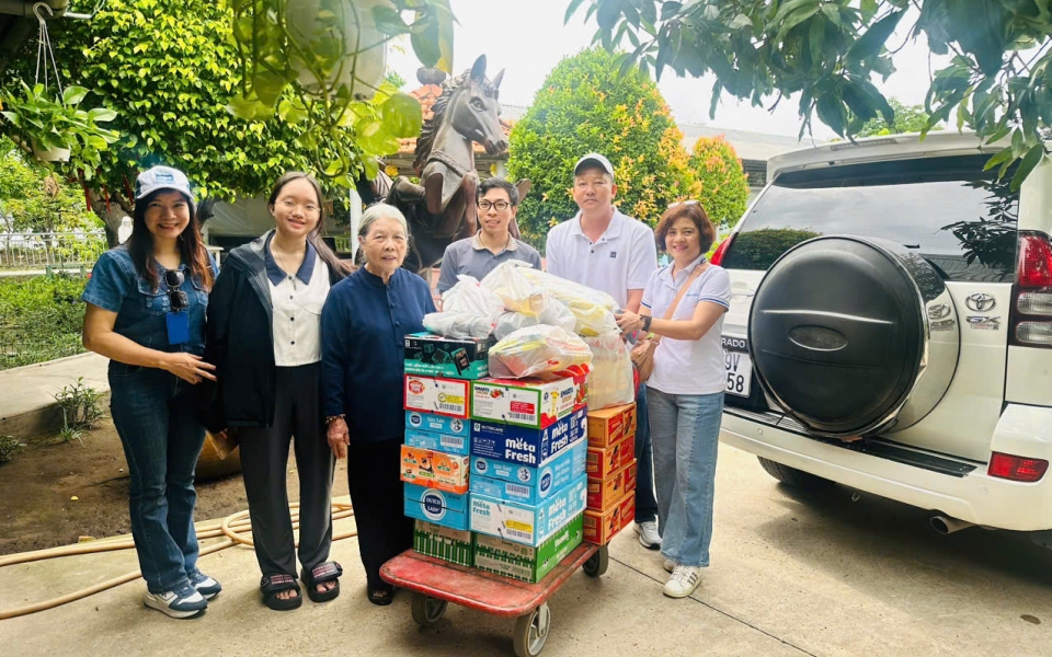 Long Giang Group lan tỏa yêu thương qua hành trình thăm hỏi các cụ già neo đơn